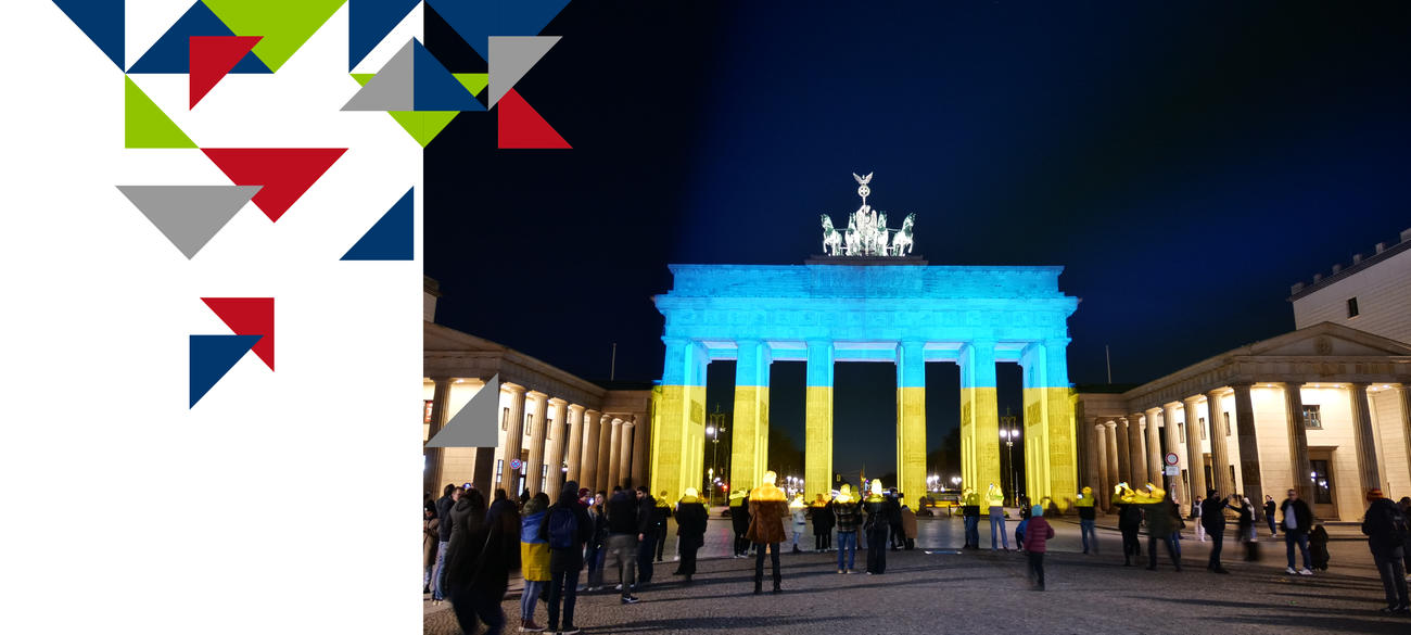 Brandenburger Tor angestrahlt in den ukrainischen Farben