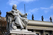 Vor dem Hauptgebäude der Universität steht das Denkmal ihres Namensgebers: Wilhelm von Humboldt.
