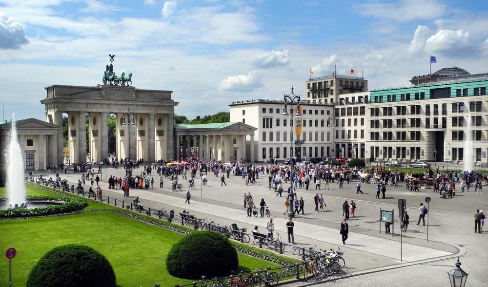 Bis 1989 stand es im Mauerstreifen - inzwischen ist es lebendiger Mittelpunkt der Stadt: das Brandenburger Tor.