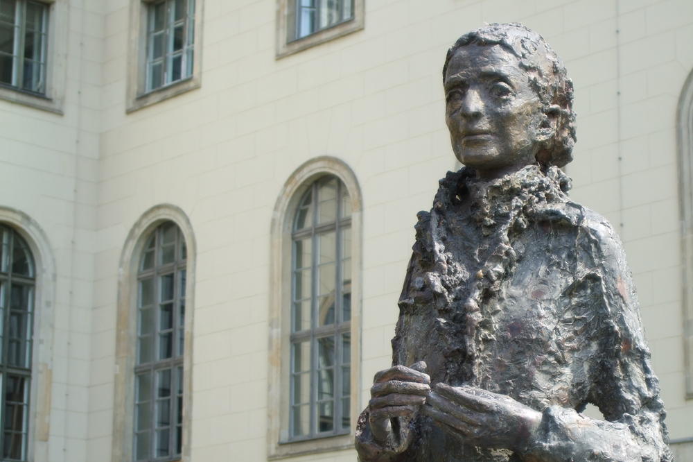 Ein Denkmal vor der Humboldt-Universität erinnert seit 2014 an die Physikerin Lise Meitner.