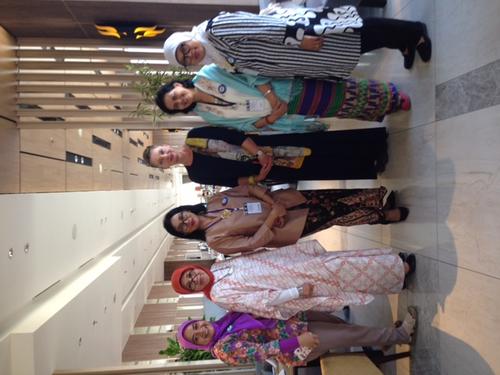 Claudia Derichs (3.v.r.) mit ihren Kolleginnen von "Assosiasi Studi Gender dan Anak", einer  universitätsübergreifenden Vereinigung für Geschlechterstudien in Indonesien