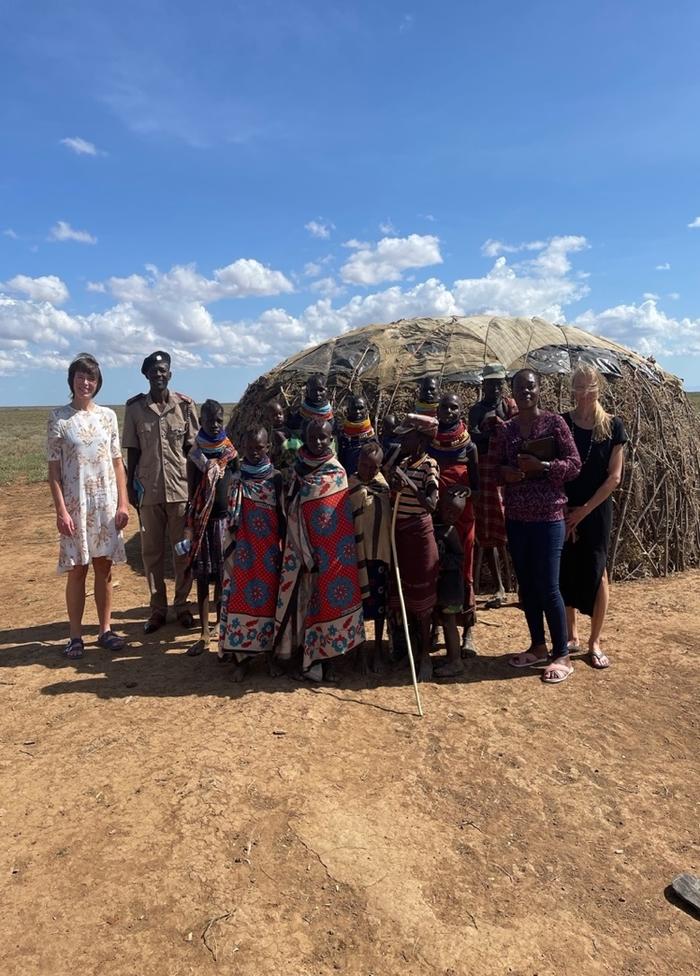 BCGE Calls ermöglichen u.a. Mobilitäten und Kooperation mit zivilgesellschaftlichten Akteuren – das Bild zeigt Dr. Helen Niemeyer (FU Berlin) mit lokalen Gemeinschaften in Turkana, Kenia