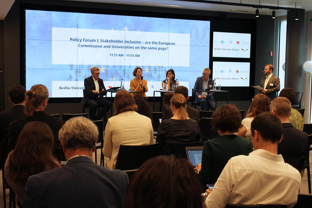 Das Policy-Panel I unter anderem mit Anna Panagopoulou, Europäische Kommission, und Maria Leptin, Präsidentin des Europäischen Forschungsrats.