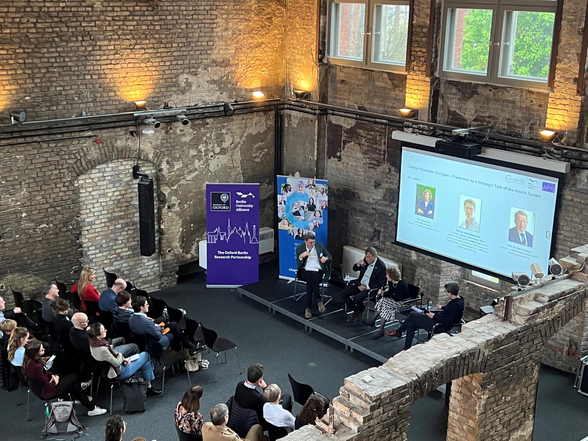 Dialog in der Hörsaalruine der Charité