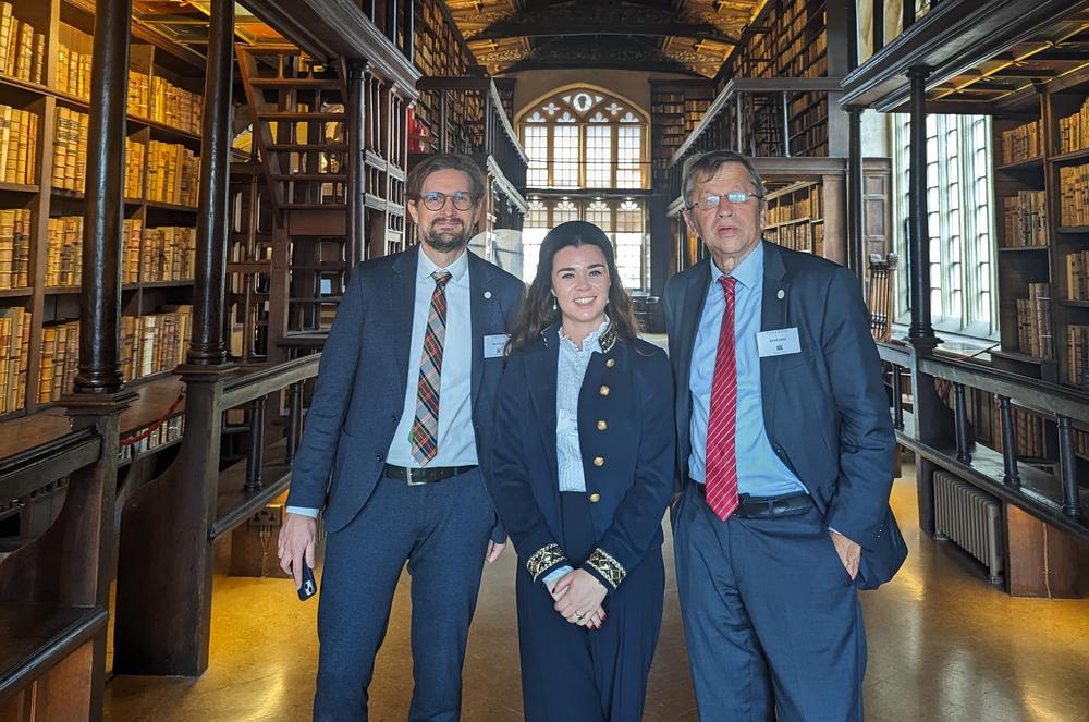 Prof. Dr. Heyo K. Kroemer, Dr. Magnus Rüde und Aoife Ni Chroidheai in der Bodleian Library