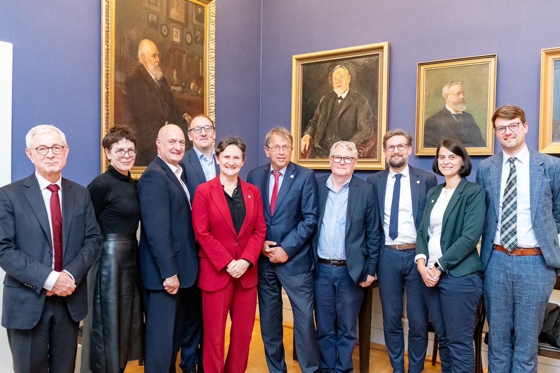 Irene Tracey zu Besuch an der Charité. V.l.n.r.: Alastair Buchan, Natalie Fontana, David Gann, Andrew Brown, Irene Tracey, Heyo K. Kroemer, Andrew Hurrell, Magnus Rüde, Anna van Santen, Martin Spieß