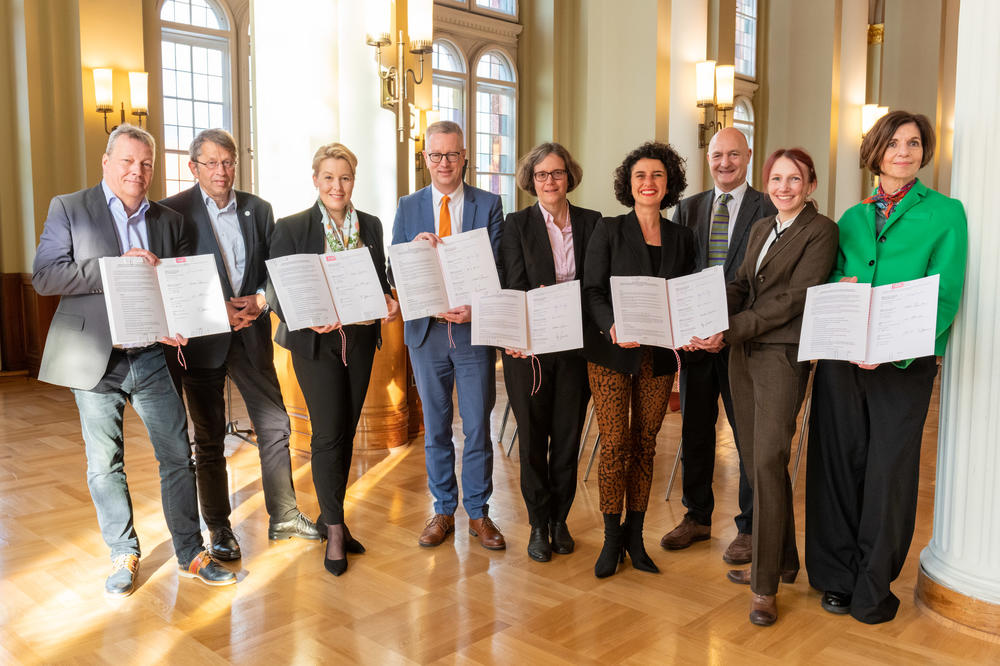 Von links nach rechts: Prof. Sommer (BR50), Prof. Kroemer (Charité), Reg. Bürgermeisterin Giffey, Prof. Ziegler (FU), Prof. v. Blumenthal (HU), Staatssekretärin Naghipour, Prof. Gann (Oxford), Prof. Rauch (TU), Prof. Allmendinger (BR50)