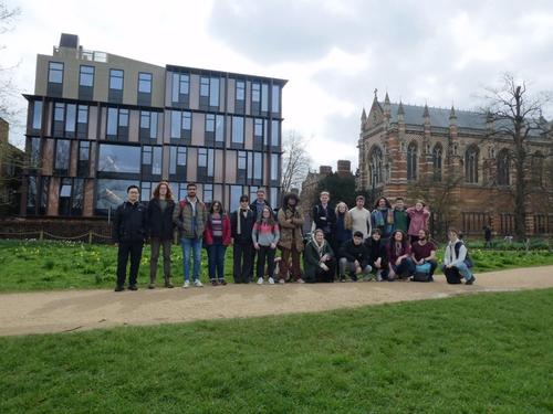 Gruppenbild auf dem Campus in Oxford
