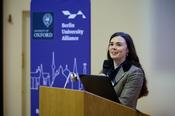 Aoife Ní Chroidheáin Lau, Koordinatorin der Partnerschaft auf Oxforder Seite, führt durch das Programm.