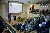 Academic Director Alex Betts begrüßt die Teilnehmenden