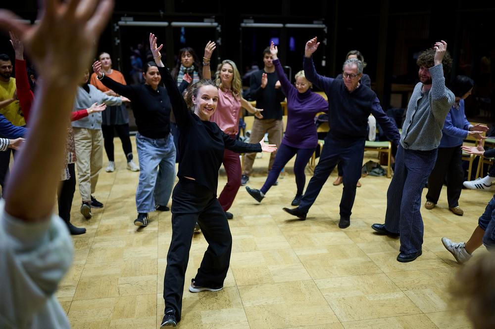 Die Choreographin Irina Demina tanzt zusammen mit den Teilnehmer*innen des Workshops
