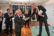 Laudator Prof. Dr. Dirnagl graturliert dem Preisträger