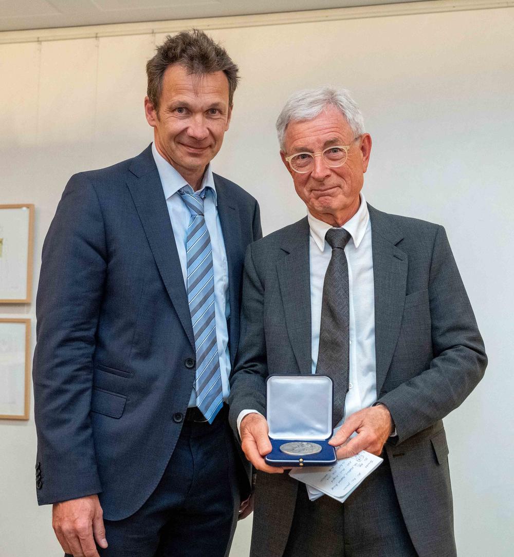 Der Preisträger Prof. Dr. Buchan mit dem Dekan der Charité Prof. Dr. Spranger