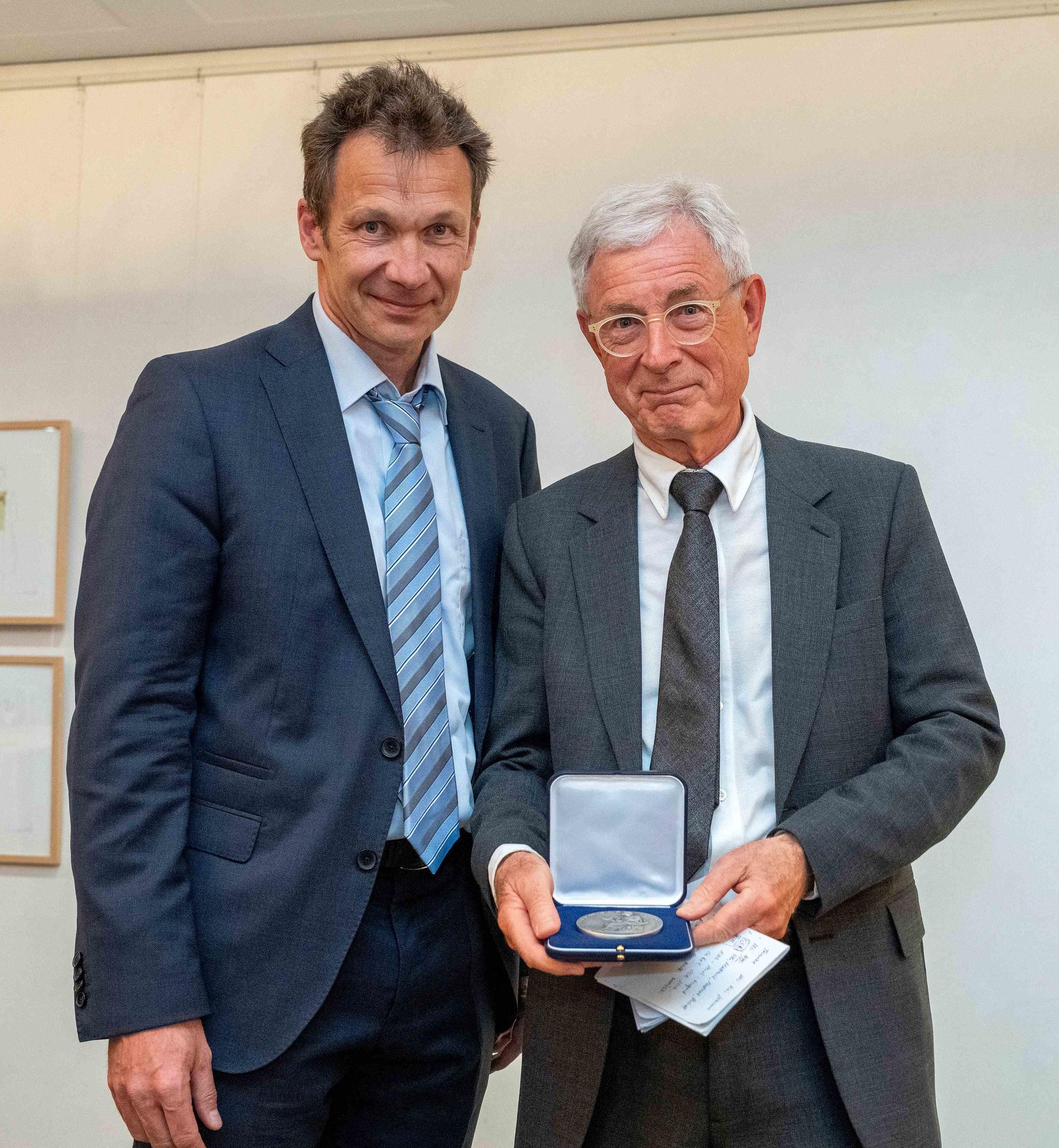 Der Preisträger Prof. Dr. Buchan mit dem Dekan der Charité Prof. Dr. Spranger