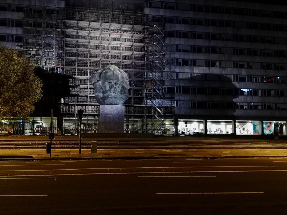 Der Nischel (Karl-Marx-Monument) in Chemnitz, im Gebäude dahinter fand der Abendempfang der PartWiss23 statt