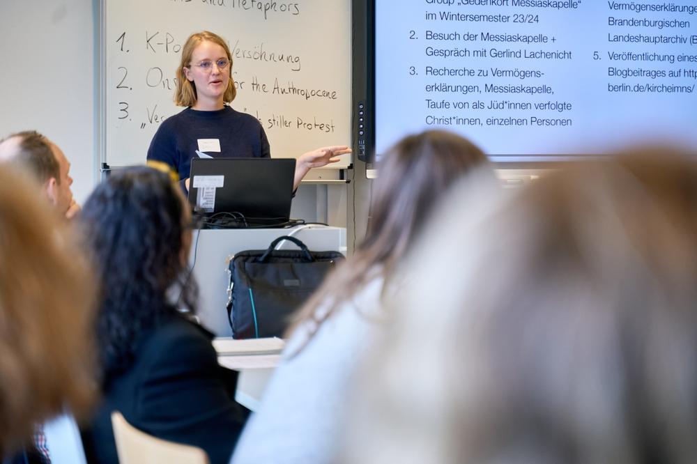 Studentin hält einen Vortrag / Student presenting in front of an audience