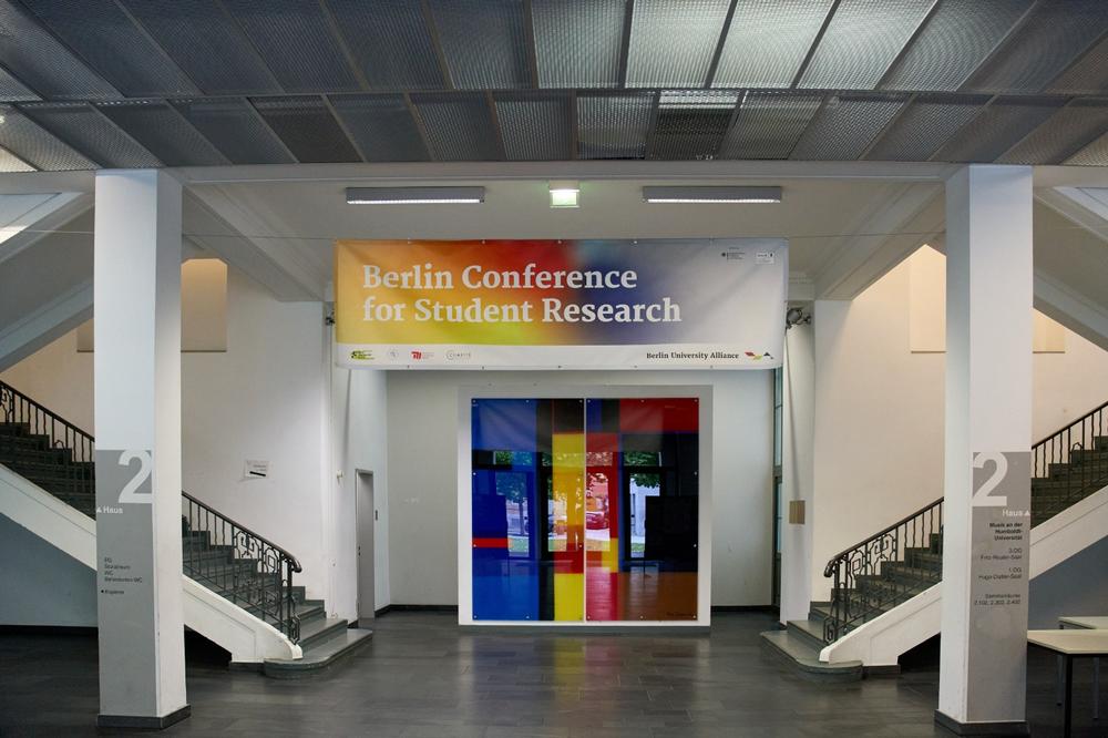 Konferenzbanner im Eingangsbereich der Berlin Conference for Student Research im Eingangsbereich der HU Berlin / Conference banner in the entrance area of the Berlin Conference for Student Research at HU Berlin