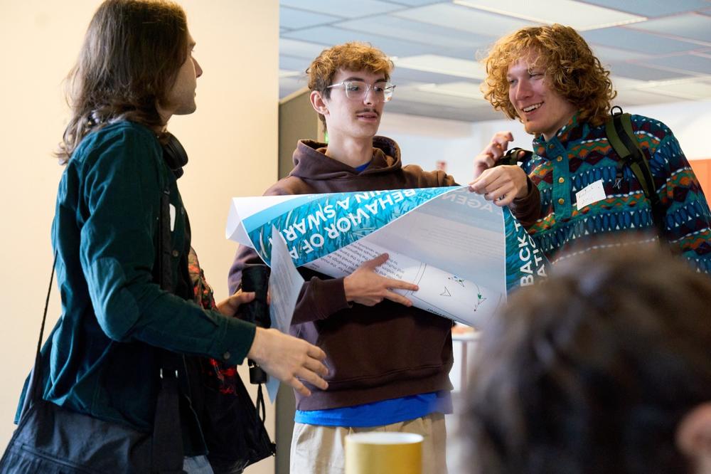 Studierende bringen Ihr Poster zur Konferenz mit / Students bringing tehir poster to the conference
