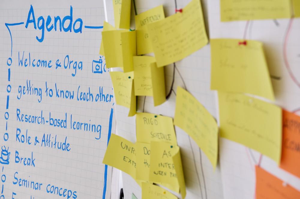 Metaplanwand mit Workshopagenda und Moderationskarten / Pinboard displaying the workshop agenda and moderation cards