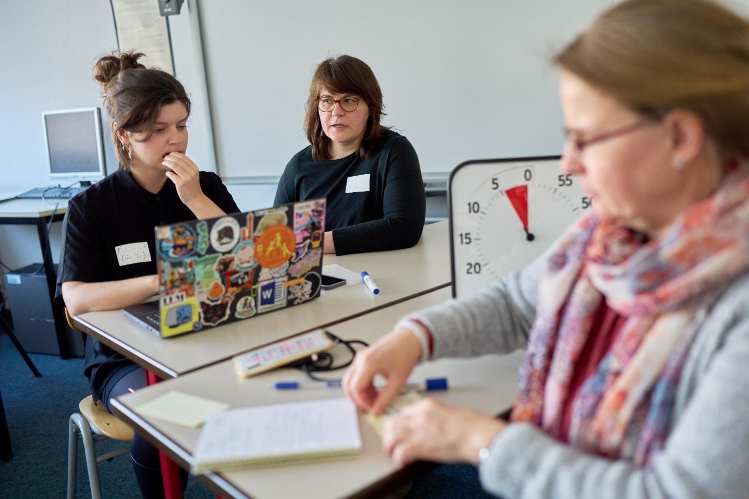 Leiterinnen der X-Tutorials arbeiten an ihren Projektplänen / Leaders of the X-Tutorials developing their project plans