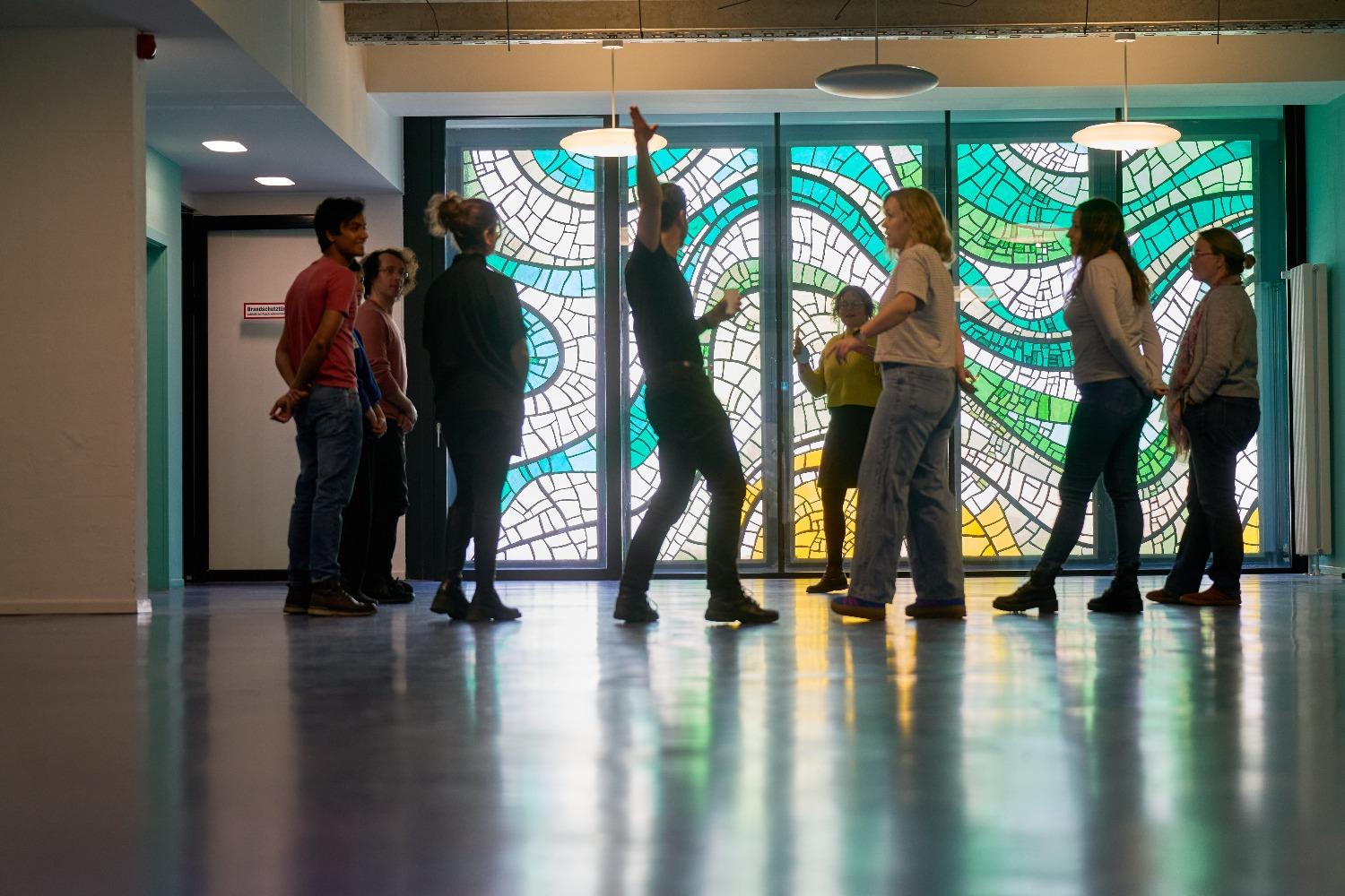 Teilnehmende erproben aktivierende Methoden im Workshop / Hands-on session: participants explore activating techniques.