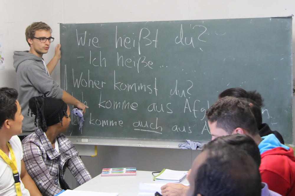 Viele Studierende engagieren sich in der Flüchtlingshilfe, zum Beispiel als ehrenamtliche Deutschlehrer.