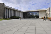 Der Henry-Ford-Bau der Freien Universität wurde 1952-54 von Heinrich Sobotka und Gustav Müller erbaut. Heute bietet er Raum für Hörsäle, Konferenzräume und die Universitätsbibliothek.