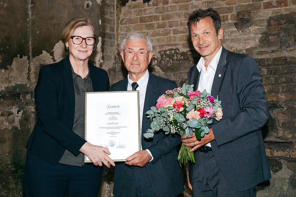 Prof. Britta Eickholt, Prof. Alastair Buchan, and Prof. Joachim Spranger (from left to right) at the award ceremony