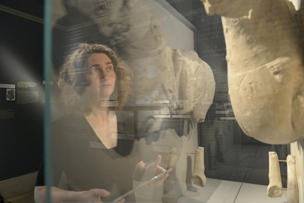 A doctoral student of the Berlin Graduate School of Ancient Studies in the Museum of Islamic Art.