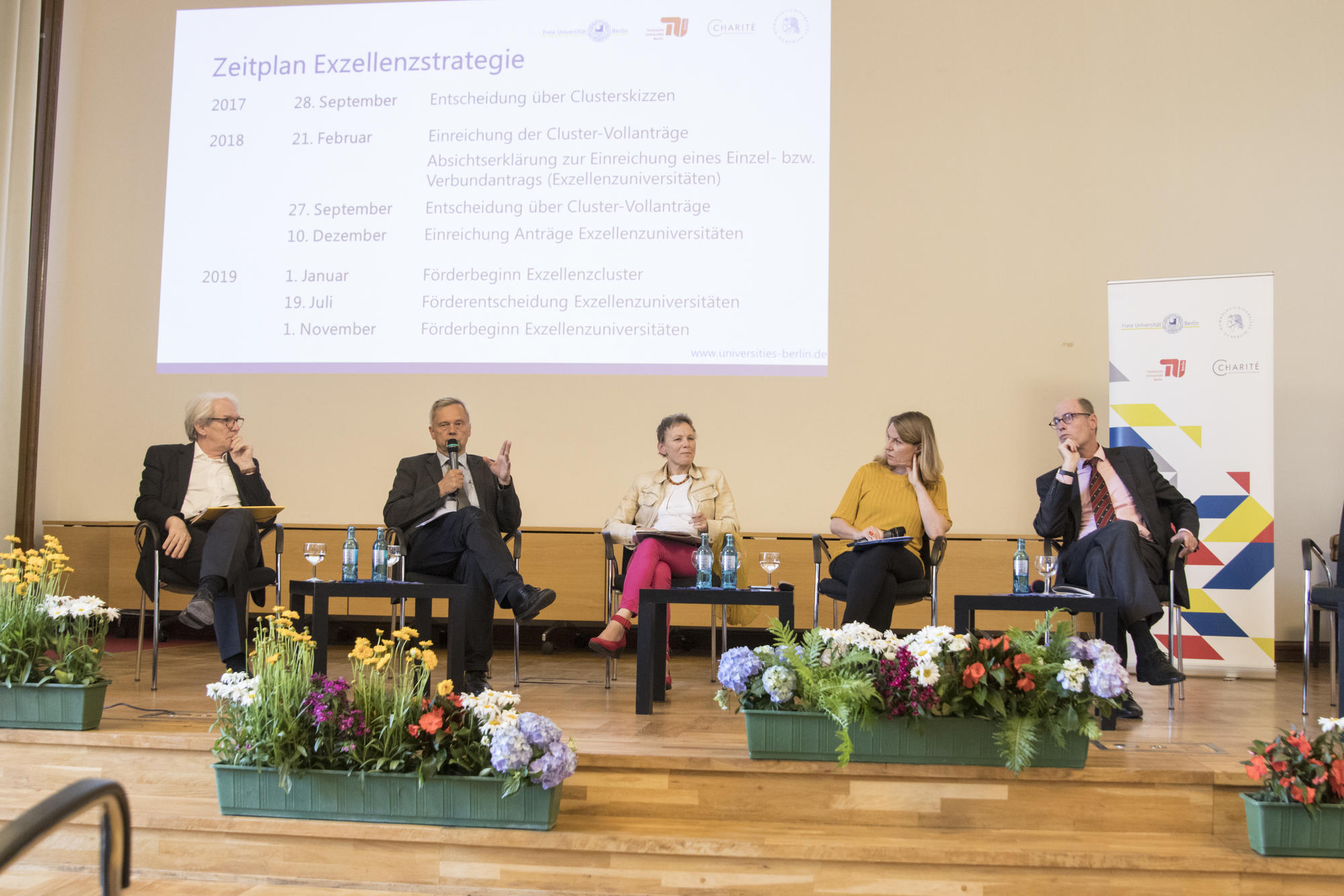 Stronger together: Prof. Karl Max Einhäupl (Charité), Prof. Christian Thomsen (Technische Universität), Prof. Sabine Kunst (Humboldt-Universität), and Prof. Peter-André Alt (Freie Universität) (from left to right) with moderator Susanne Führer (2nd f