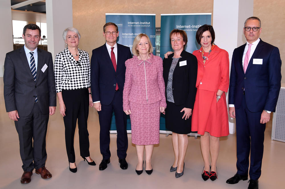 Left to right: Prof. Dr. Metzger, State Secretary Quennet-Thielen of the Ministry of Education and Research; Berlin’s governing mayor Müller, Federal Minister for Education and Research Prof. Dr. Wanka, Prof. Dr.-Ing. Schieferdecker, Prof. Dr. Allmen