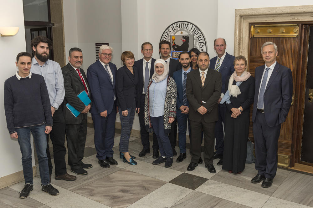 left to right): Wael Amayri, Elmedin Sopa, Yaser Hantouch, Frank-Walter Steinmeier, Elke Büdenbender, Michael Müller, Raghad Koko, Steffen Krach, Muhammed Al Zeen, Sawsan Chebli, Mohamed Ali Mohamed, Peter-André Alt, Sabine Kunst, Christian Thomsen