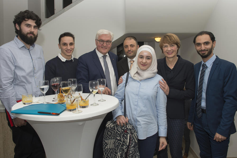 A good atmosphere for conversation: (from left to right) Elmedin Sopa, Wael Amayri, President Steinmeier, Mohamed Ali Mohamed, Raghad Koko, Elke Büdenbender, and Muhammed Al Zeen.