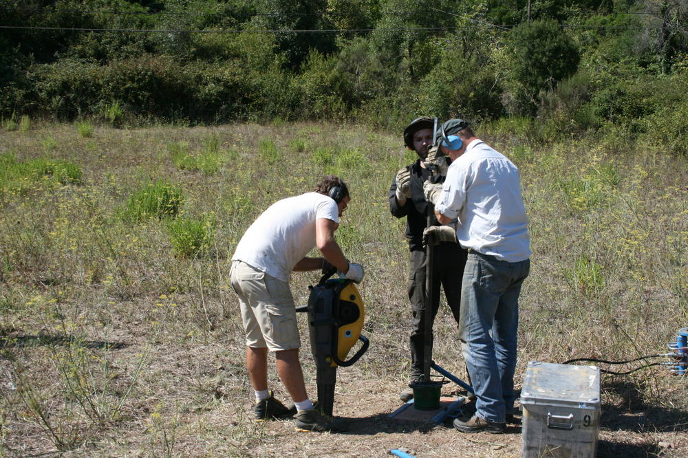 The researchers use special drills to extract slag from depths up to eleven meters.