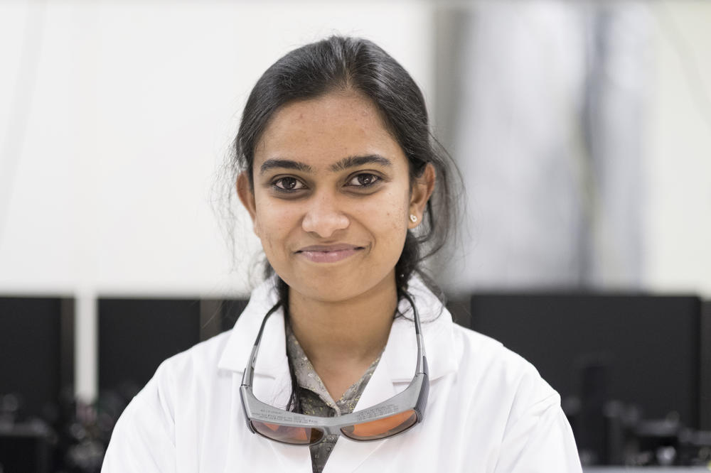 The interdependencies of cell membrane molecules under changing conditions fascinate Freeda Yesudas, a doctoral candidate at the School of Analytical Sciences Adlershof.