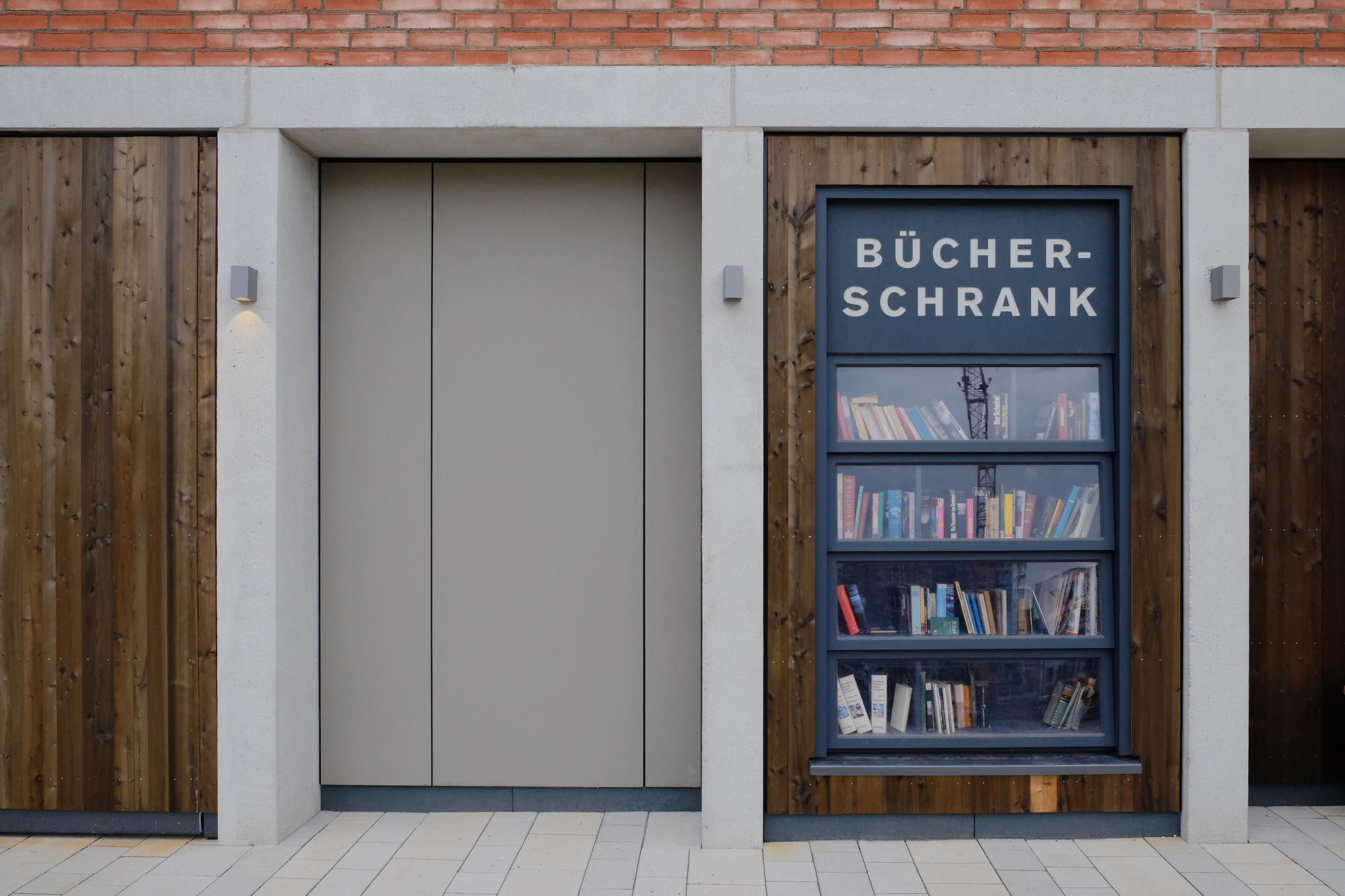 Public  bookcases offer a chance to pass on books you have read and discover new works for free. They put a “literary” stamp on everyday life, which is a focus in one of Martus’s current research projects.