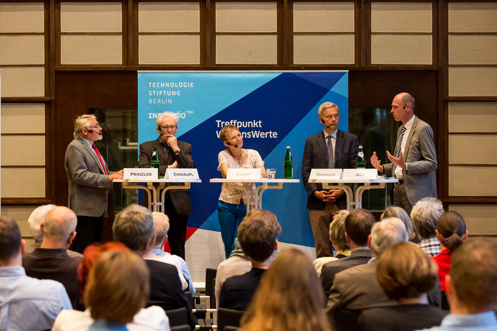 On the podium at the 95th Treffpunkt WissensWerte (from right to left): rbb Science Editor Thomas Prinzler, Karl Max Einhäupl (Charité), Sabine Kunst (Humboldt-Universität zu Berlin) Christian Thomsen (Technische Universität Berlin), Peter-André Alt