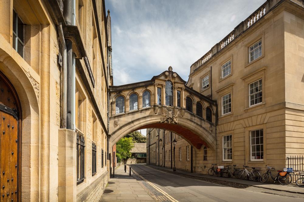 A city landmark of the University of Oxford in England from the early 20th century: Hertford Bridge, commonly known as the “Bridge of Sighs.”