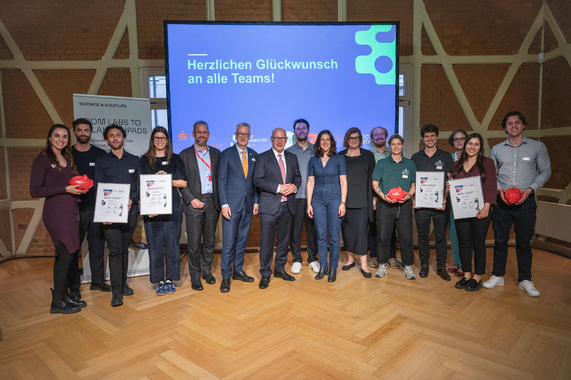 Winners of the 14th Berliner Sparkasse Start-up Award, presented by Science & Startups, together with Berlin’s Governing Mayor Kai Wegner, Senator for Higher Education and Research Dr Ina Czyborra, and the presidents of FU, HU & TU Berlin.