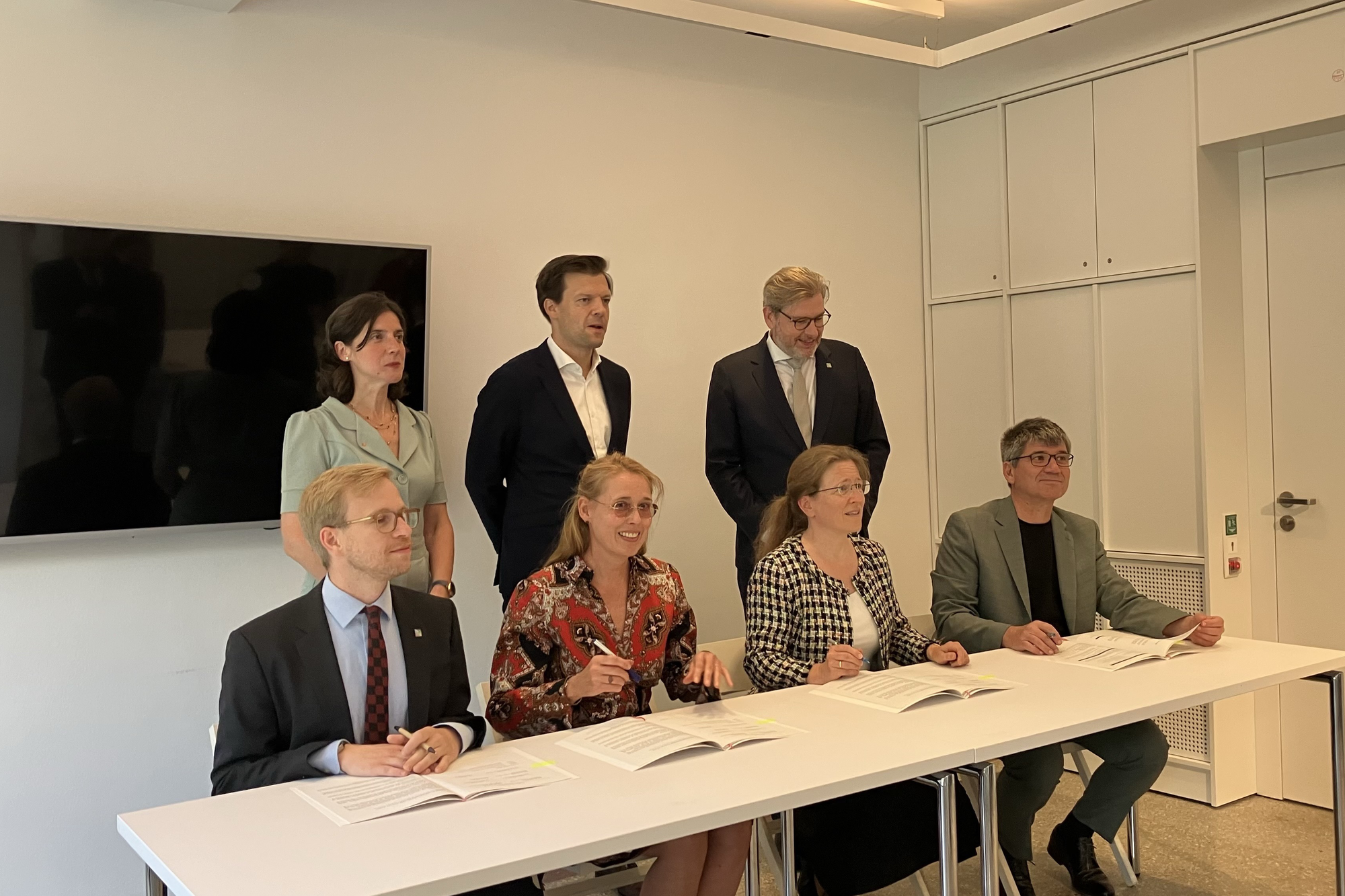 Signing the agreement, from left to right (back): Prof. Dr. Fatma Deniz (TU), StS Dr. Henry Marx (Land Berlin), Niels Helle-Meyer (HU), front: Dr. Martin Mann (BUA), Dr. Kathrin Rost (ZIB), Dr. Saskia Vormfelde, Prof. Dr. Bernd Rech (both HZB)