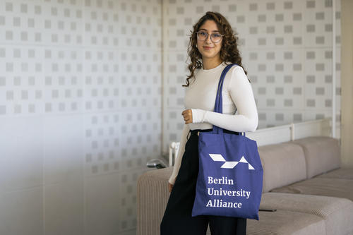 Woman carrying a Berlin University Alliance bag