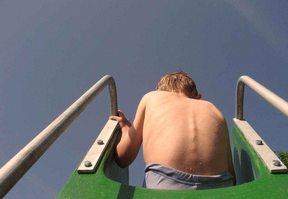 Schwimmen für einen gesunden Rücken: Kinder und Jugendliche, die unter einer Wirbelsäulenverkrümmung leiden, müssen auch beim Sport ein Korsett tragen.
