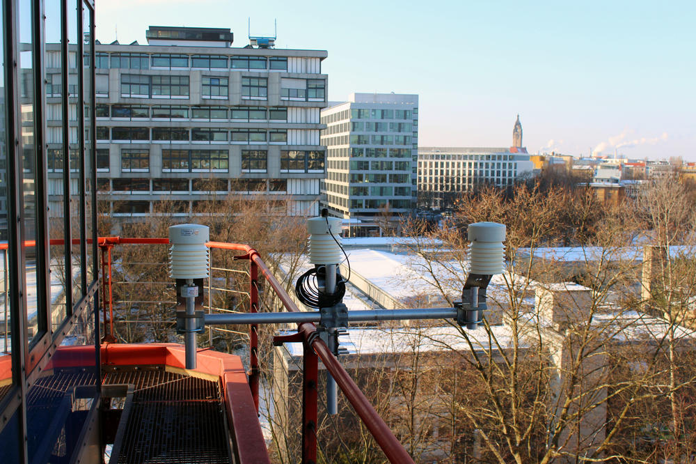Aus der Luft gegriffen: An der Fassade des Mathematikgebäudes der Technischen Universität sammeln Wissenschaftler Daten wie Lufttemperatur, Luftfeuchte und Strahlung.