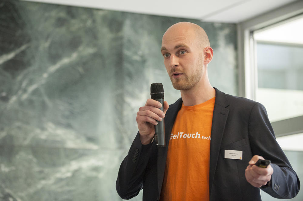 Ergebnisse präsentieren und Geschäftsideen vorantreiben: Christian Stöcklein stellte zusammen mit seinen Mitgründern das Projekt „GelTouch Technologies“ vor - programmierbare Oberflächen, die nach Bedarf Bedienungsknöpfe erzeugen können.