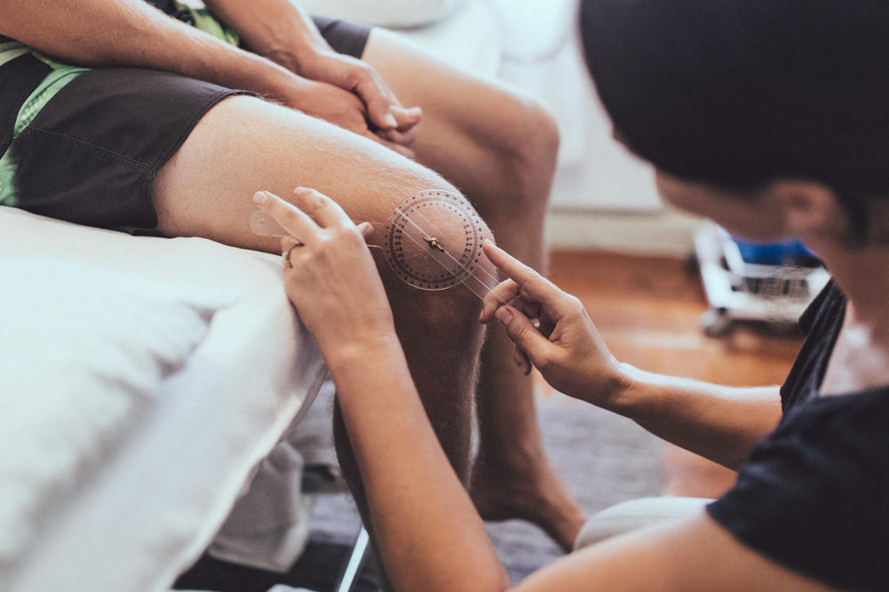 Der Deutschen Gesellschaft für Rheumatologie zufolge leiden fünf Millionen Menschen in Deutschland an Arthrose. Der interdisziplinäre Forschungsverbund OVERLOAD-PrevOp sucht nach Strategien der Vorbeugung und neuen Therapien.