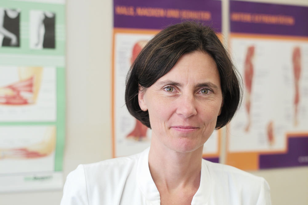 Andrea Kühn leitet die Sektion Bewegungsstörungen und Neuromodulation an der Klinik für Neurologie mit Experimenteller Neurologie der Berliner Charité und ist  Mitglied im Vorstand des Exzellenzclusters NeuroCure.