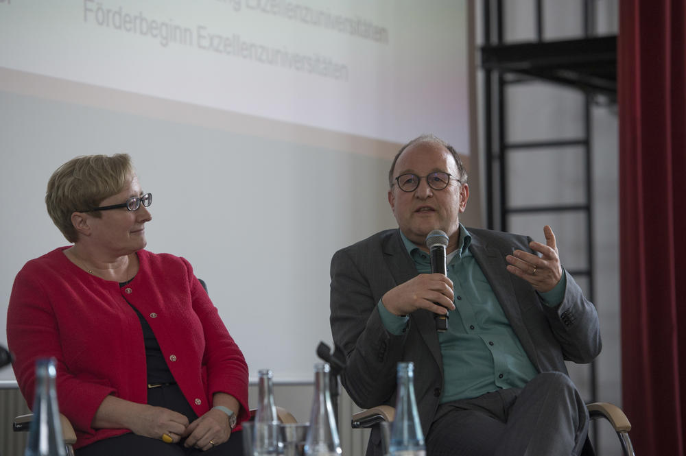An der Freien Universität saßen Verena Blechinger-Talcott, Professorin für Japanologie, und Michael Meyer, Professor für Prähistorische Archäologie, mit auf dem Podium.