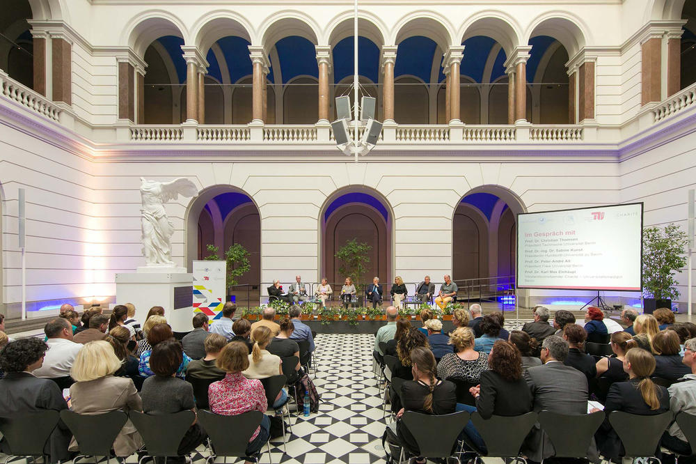 Der Auftakt der Dialog-Reihe fand im Lichthof der Technischen Universität Berlin statt...