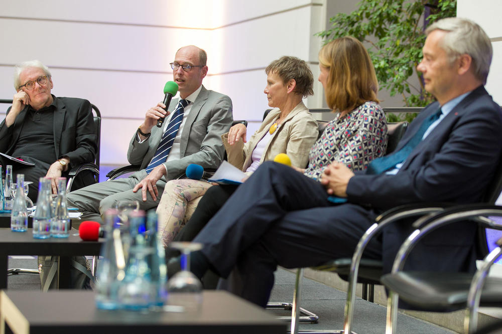 ... die Präsidenten und Präsidentin der Universitäten sowie der Vorstandsvorsitzende der Charité diskutierten, die Moderation hatte Susanne Führer vom Deutschlandfunk Kultur übernommmen.