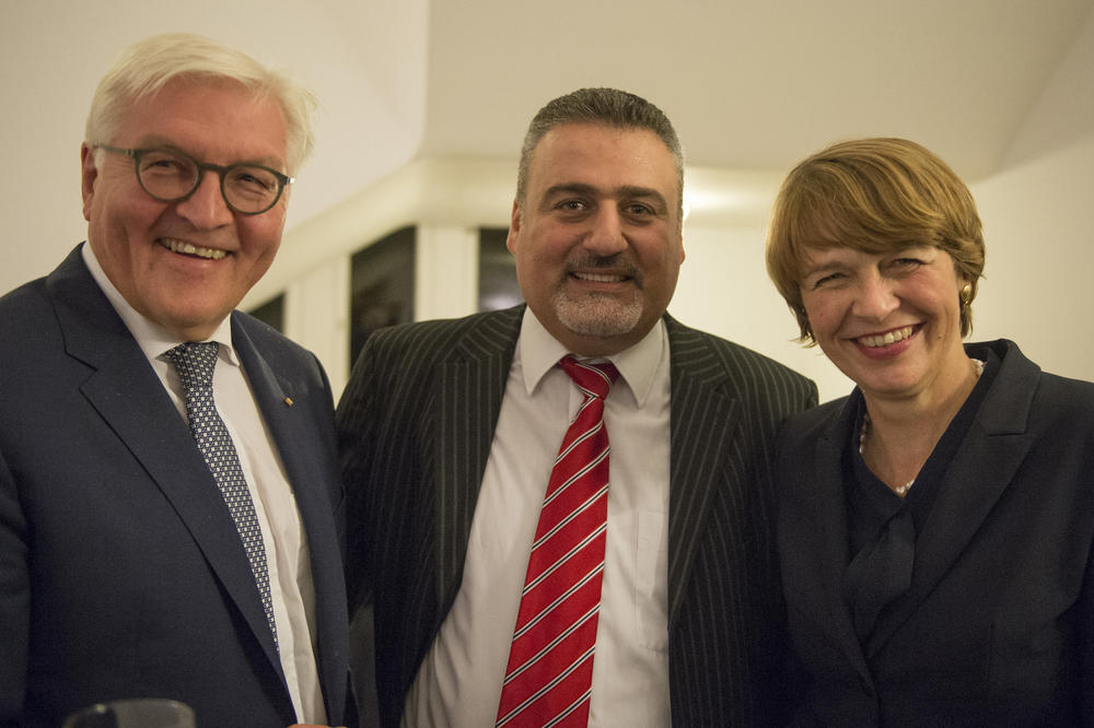 Bundespräsident Frank-Walter Steinmeier und seine Ehefrau Elke Büdenbender trafen Yaser Hantouch, promovierter Architekt, der an der Technischen Universität Berlin forscht. Er war früher an der Universität in Aleppo tätig.